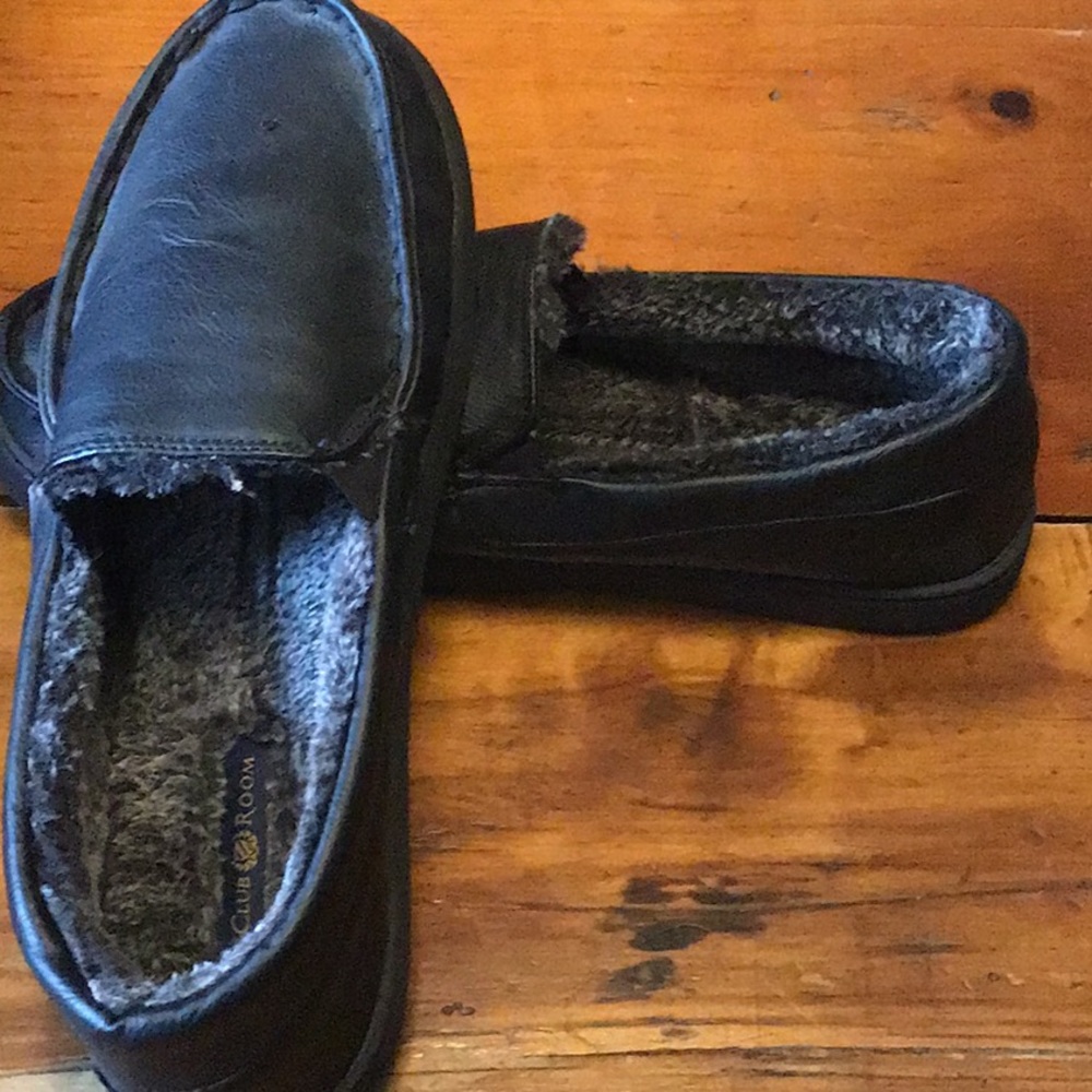 Club Room men’s black slippers.